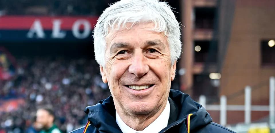 Entrenador sonriendo en el estadio durante el partido