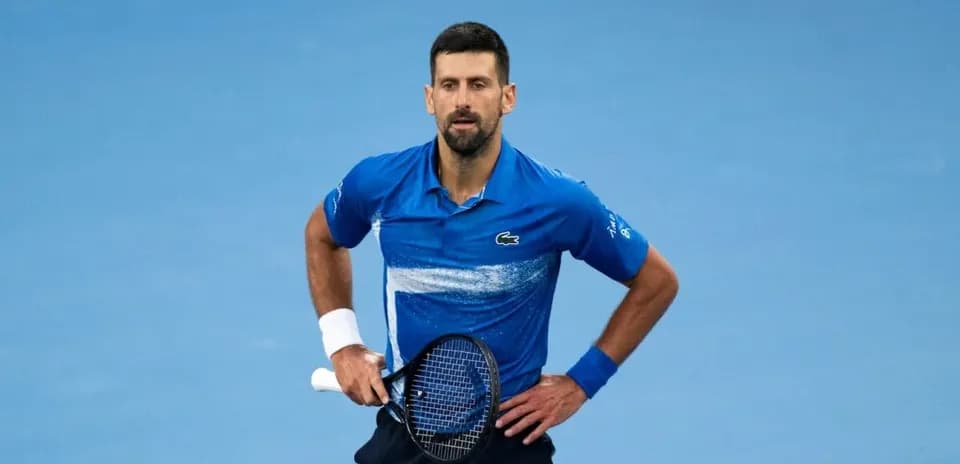 Jugador de tenis en la cancha con raqueta