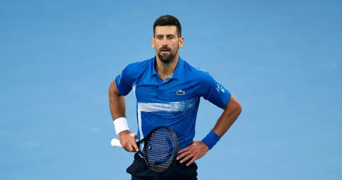Jugador de tenis en la cancha con raqueta Jugador de tenis en la cancha con raqueta
