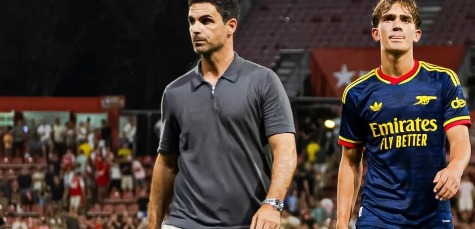 Entrenador y jugador de Arsenal caminando en el campo