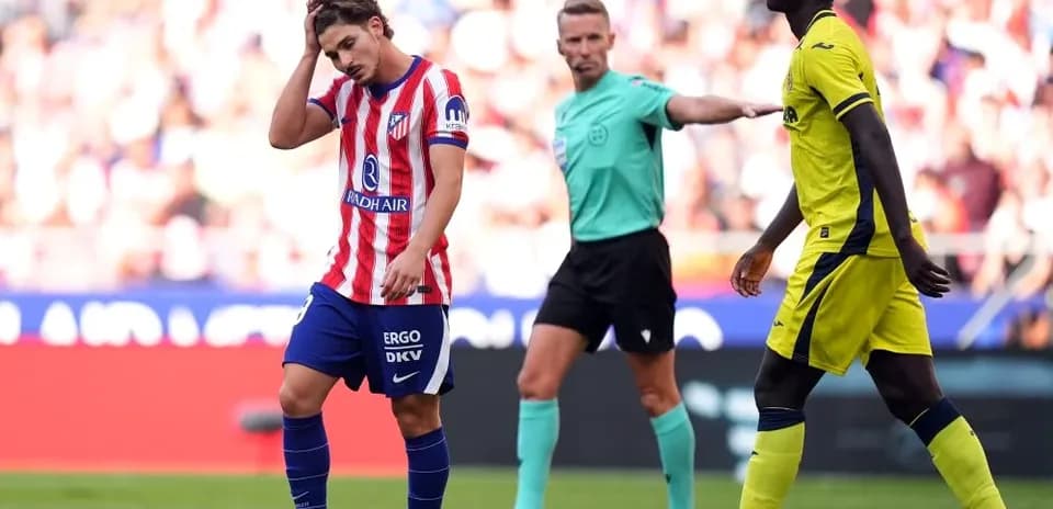 Jugador de Atlético de Madrid con expresión de frustración