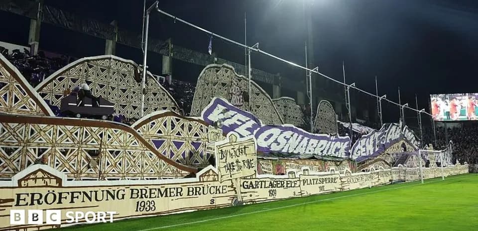 Banderas y pancartas en el estadio durante partido