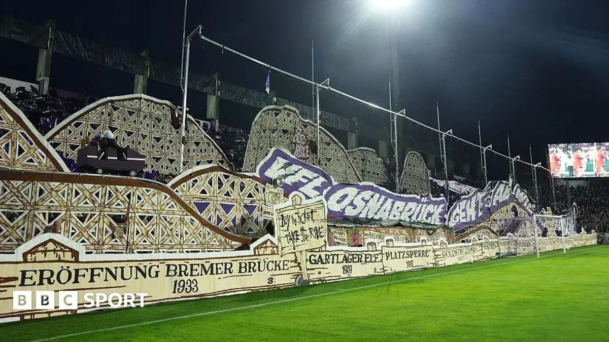Banderas y pancartas en el estadio durante partido Banderas y pancartas en el estadio durante partido