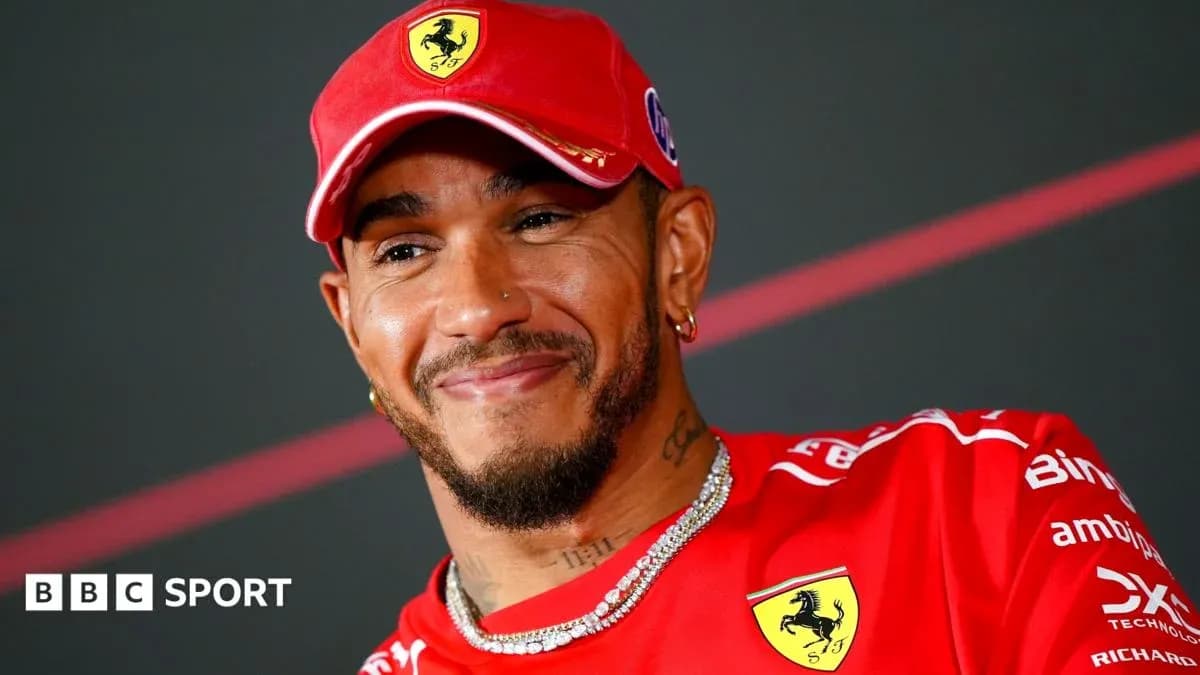 Piloto de Ferrari sonriendo en conferencia de prensa