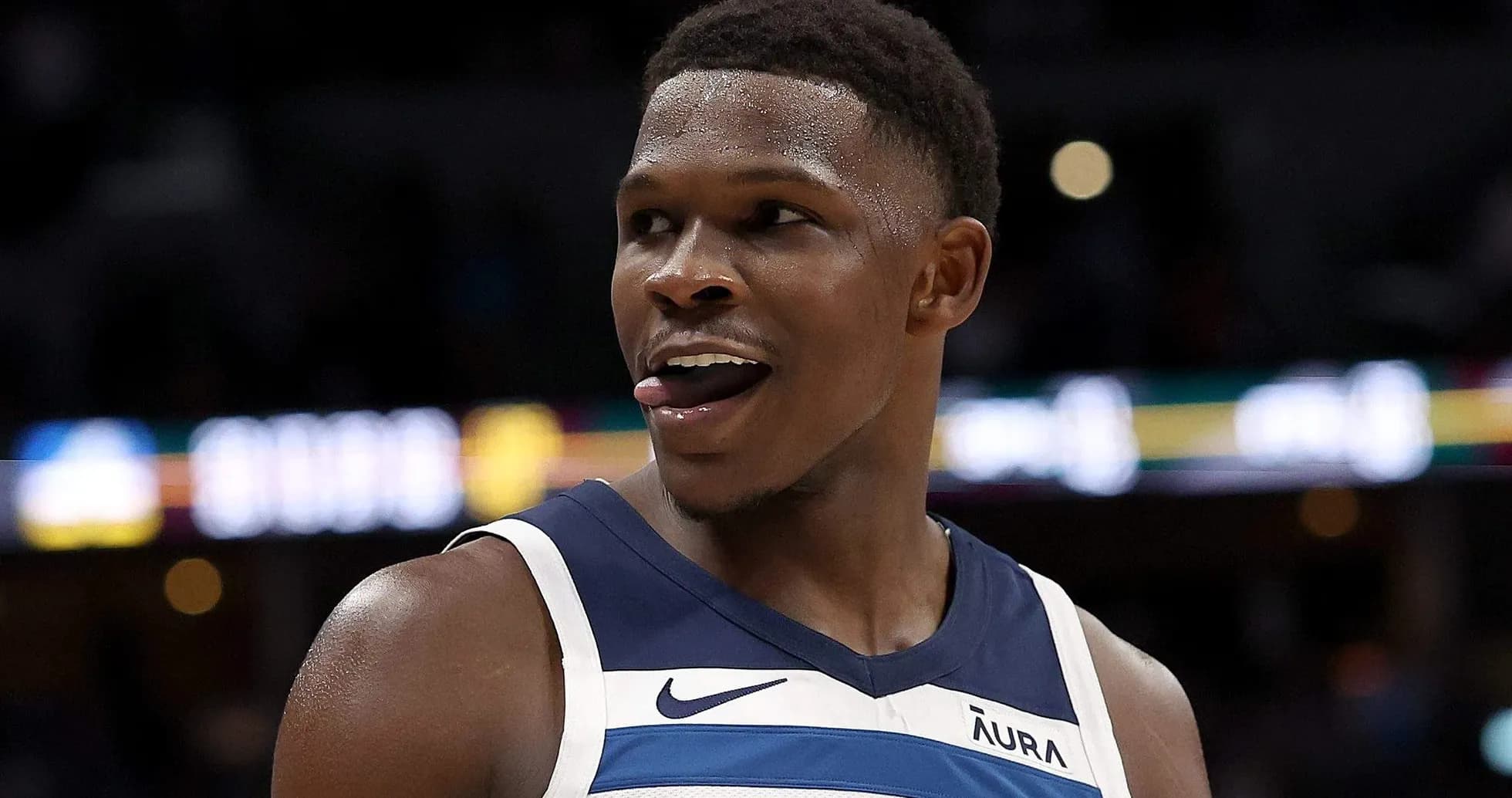 Jugador sonriente en uniforme de los Timberwolves