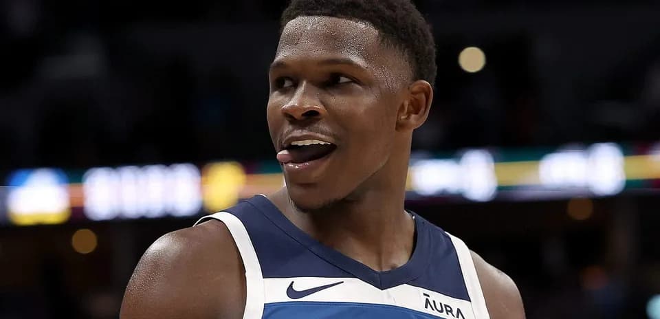 Jugador sonriente en uniforme de los Timberwolves