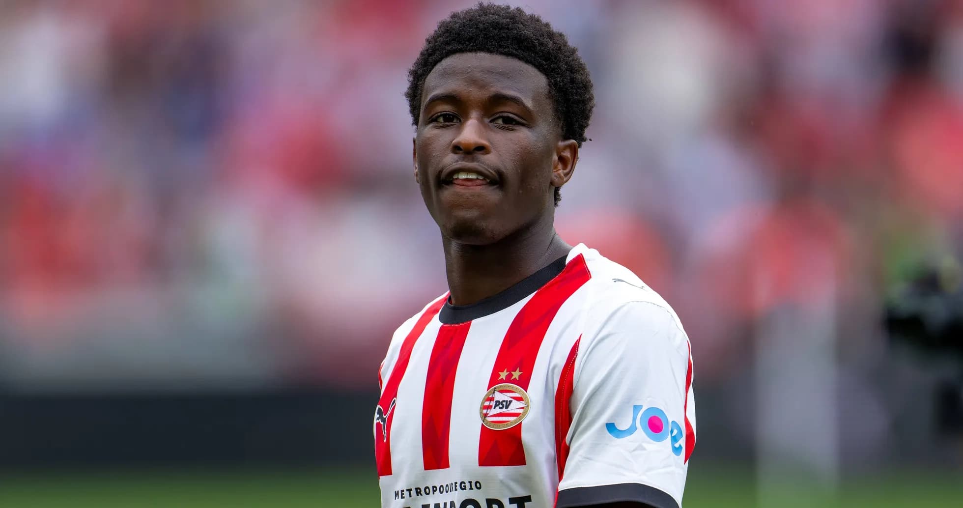 Jugador de PSV con camiseta blanca y roja en el campo Jugador de PSV con camiseta blanca y roja en el campo