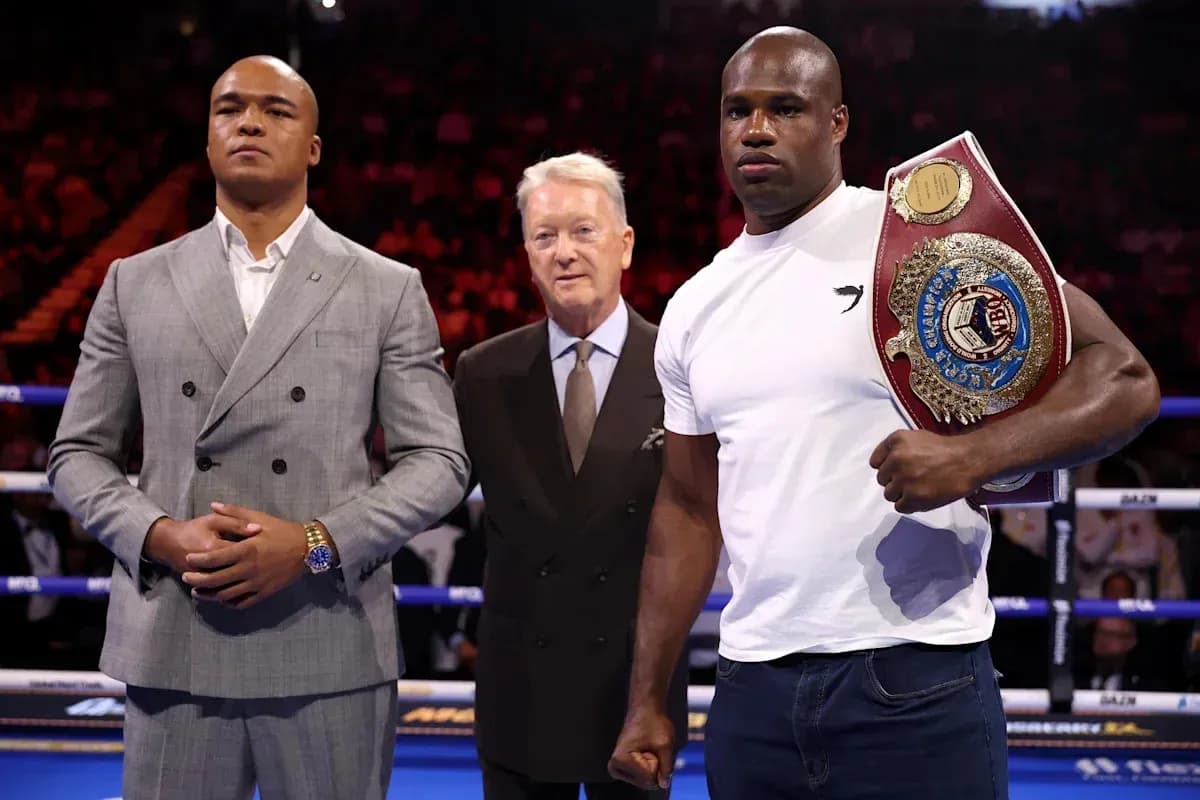 Dos boxeadores y un promotor en la ceremonia de pesaje Dos boxeadores y un promotor en la ceremonia de pesaje