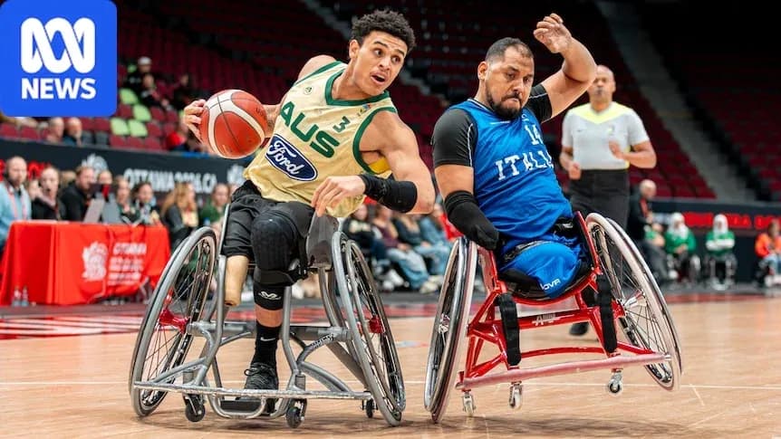 Jugadores en silla de ruedas compitiendo en baloncesto Jugadores en silla de ruedas compitiendo en baloncesto