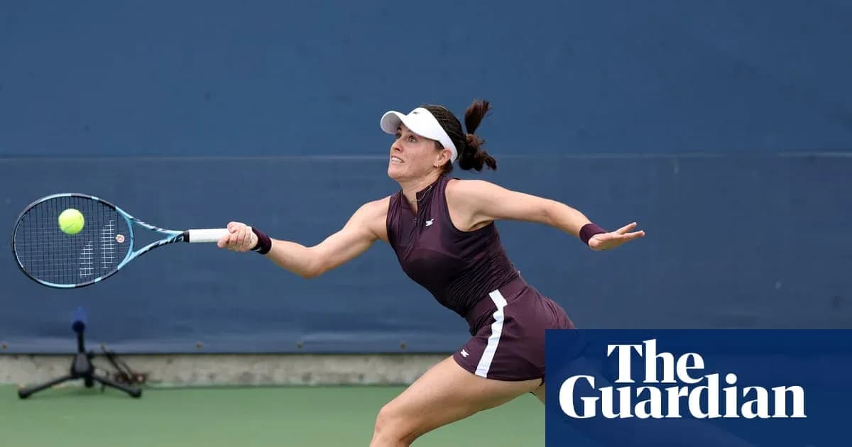 Jugadora de tenis golpeando una pelota en la cancha Jugadora de tenis golpeando una pelota en la cancha