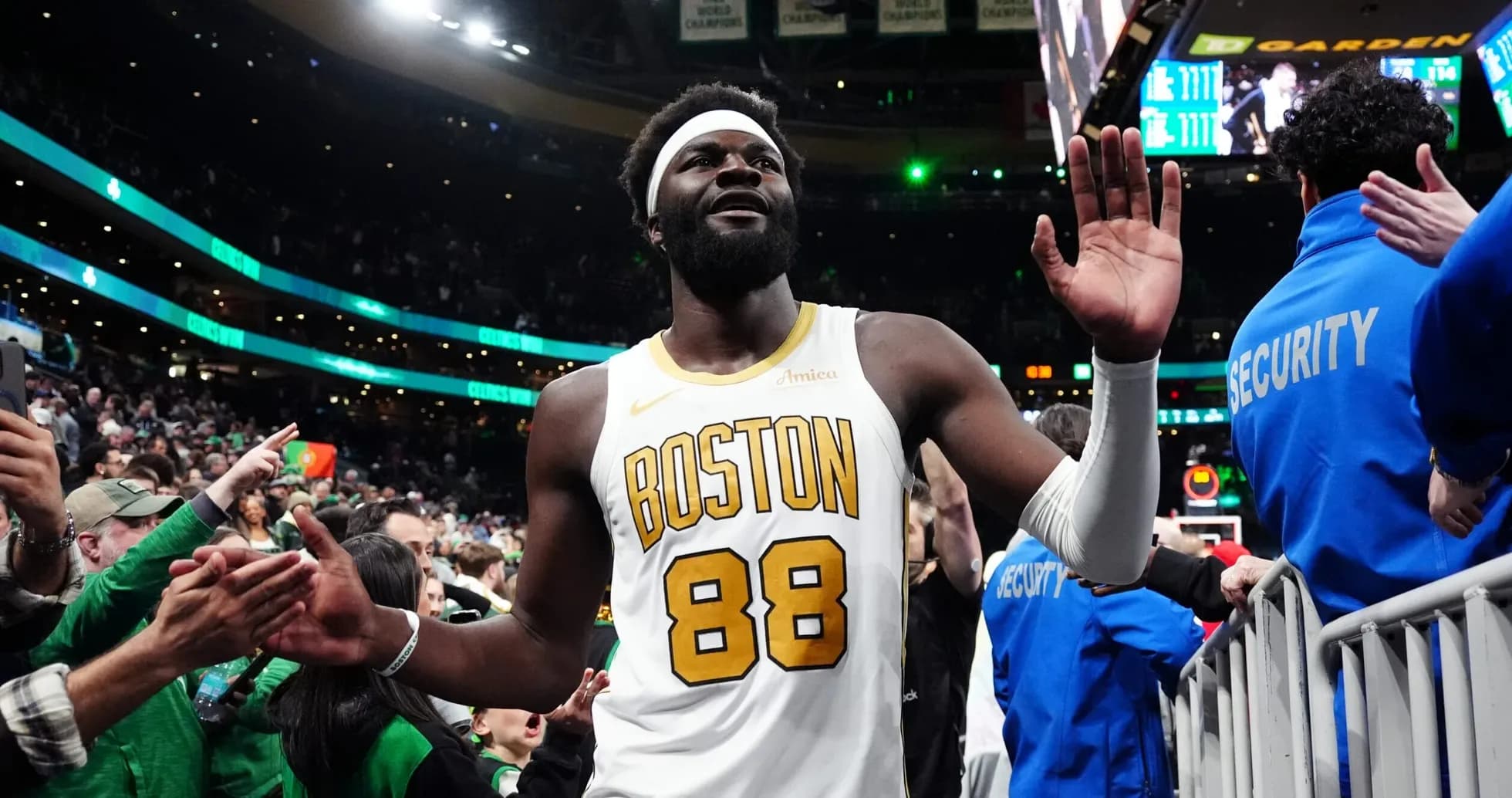 Jugador de los Boston Celtics saludando a la multitud Jugador de los Boston Celtics saludando a la multitud