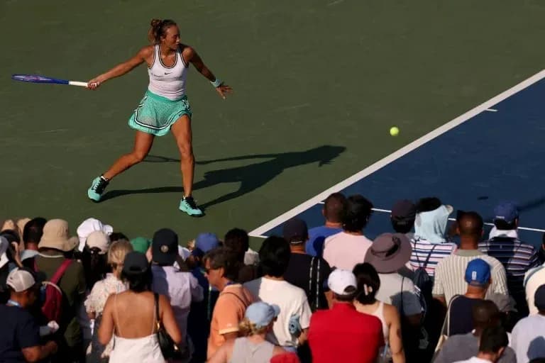 Jugadora golpeando la pelota en un partido de tenis Jugadora golpeando la pelota en un partido de tenis