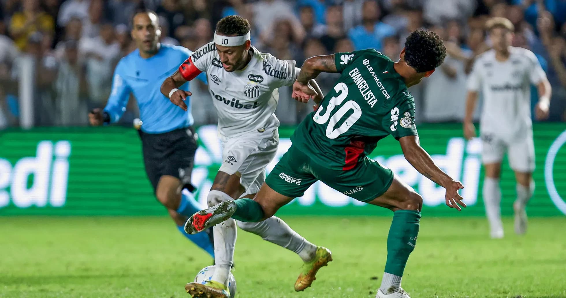 Jugador de Santos driblando a oponente en partido Jugador de Santos driblando a oponente en partido