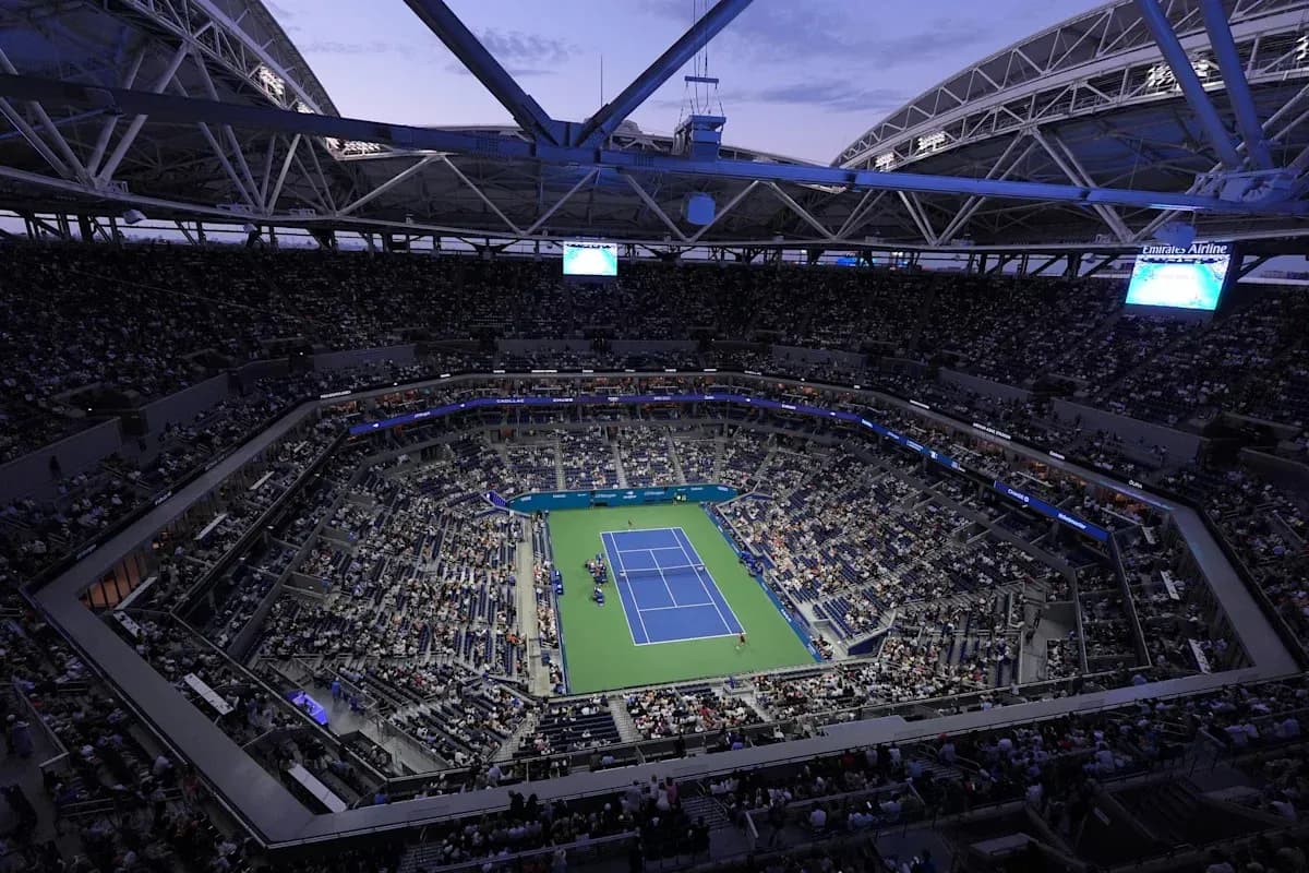 Estadio lleno durante partido de tenis nocturno Estadio lleno durante partido de tenis nocturno