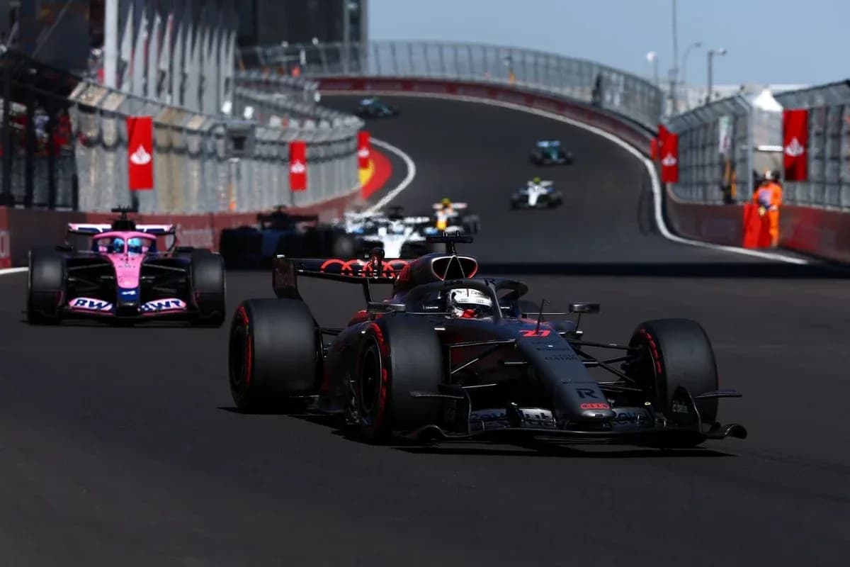 Varios coches de Fórmula 1 en una curva Varios coches de Fórmula 1 en una curva