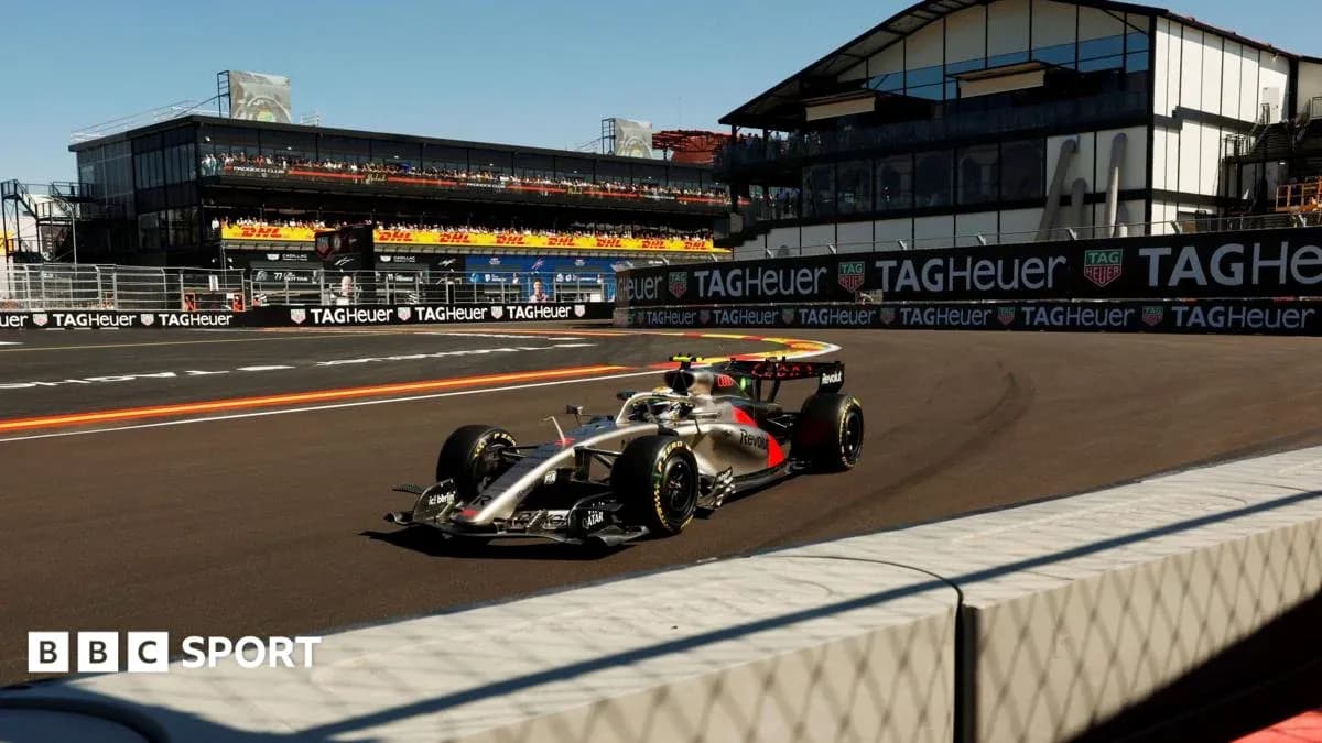 Coche de Fórmula 1 en circuito con grada llena Coche de Fórmula 1 en circuito con grada llena