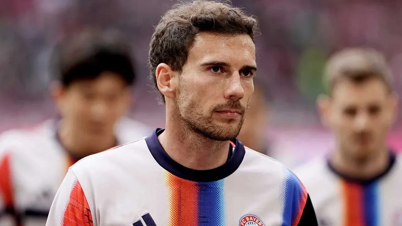 Jugador de Bayern Múnich en túnica de calentamiento Jugador de Bayern Múnich en túnica de calentamiento