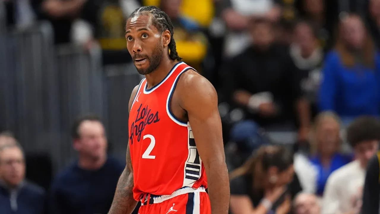 Kawhi Leonard en juego con uniforme de Los Angeles Kawhi Leonard en juego con uniforme de Los Angeles