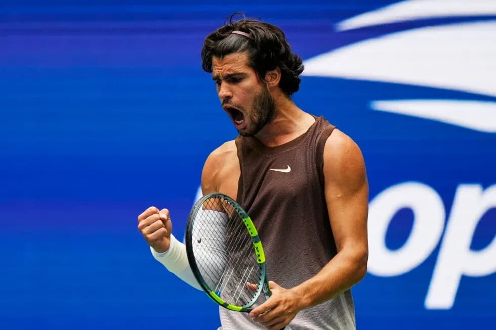 Jugador de tenis celebrando durante un partido Jugador de tenis celebrando durante un partido