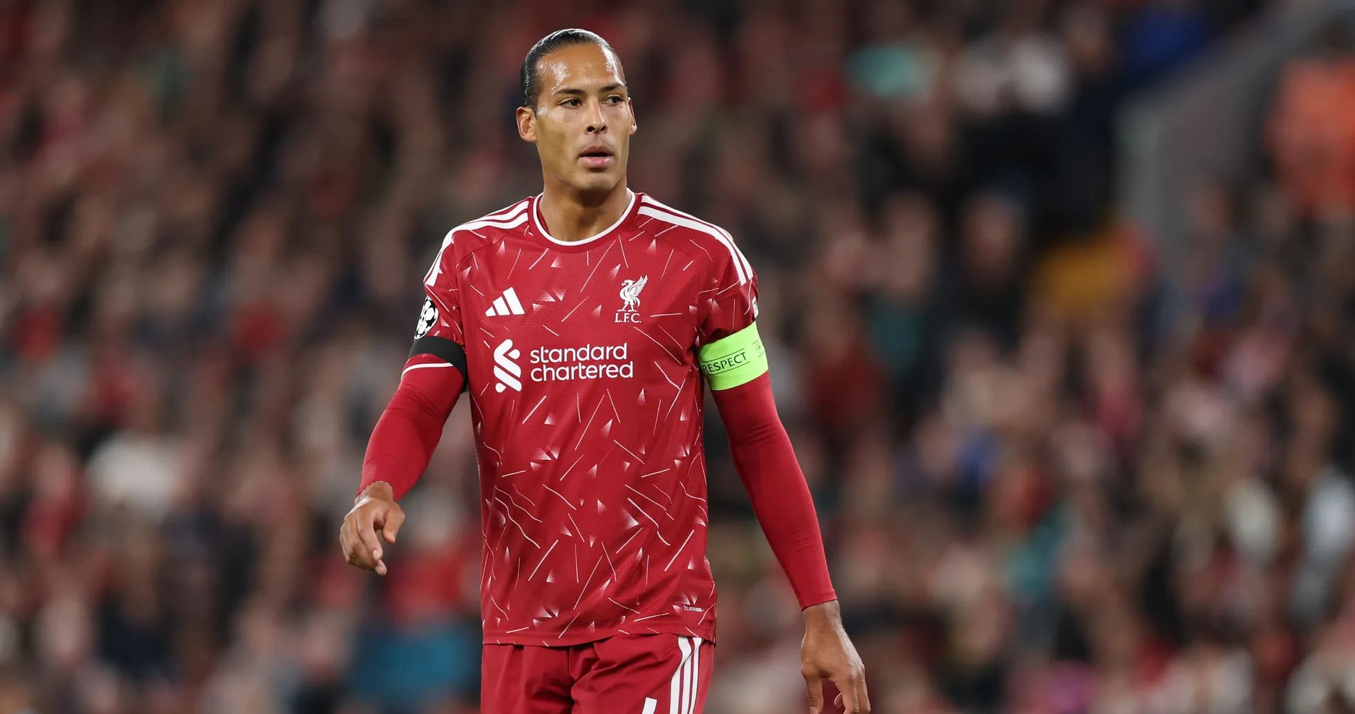 Jugador de Liverpool en uniforme rojo durante el partido Jugador de Liverpool en uniforme rojo durante el partido