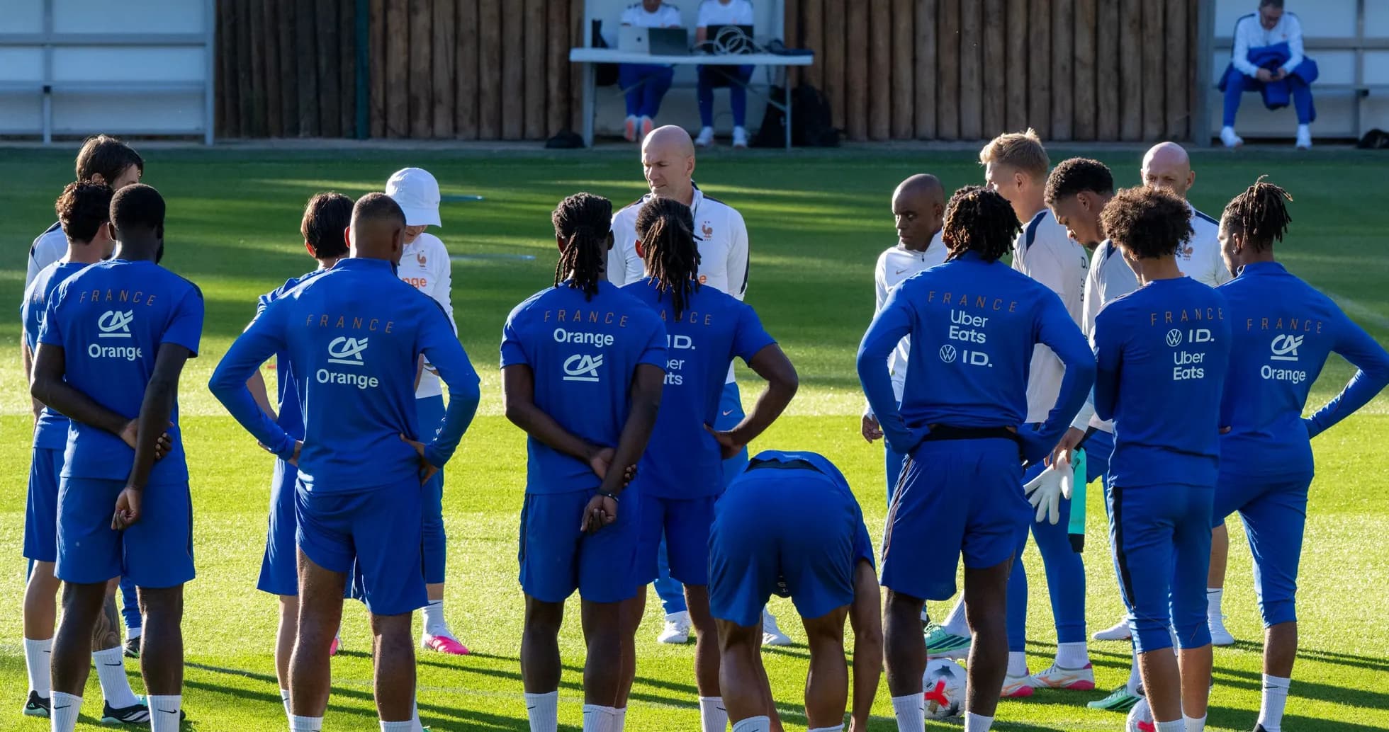 Jugadores de Francia escuchando al entrenador en entrenamiento Jugadores de Francia escuchando al entrenador en entrenamiento