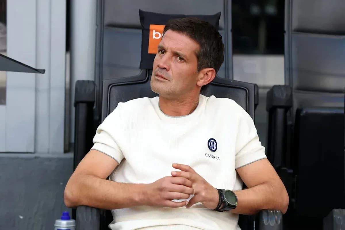 Entrenador sentado en el banquillo durante el partido Entrenador sentado en el banquillo durante el partido