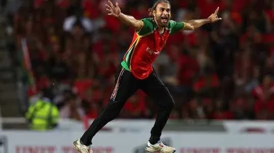 Jugador celebrando un wicket en el partido de cricket Jugador celebrando un wicket en el partido de cricket