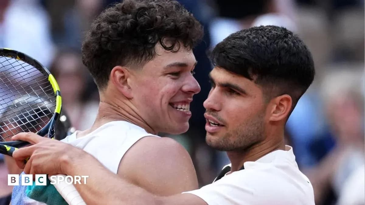 Jugadores de tenis abrazándose tras el partido Jugadores de tenis abrazándose tras el partido