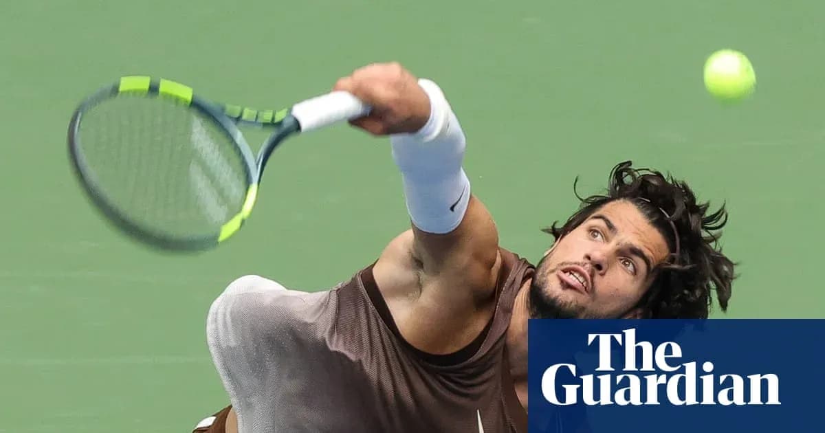 Jugador de tenis haciendo un saque en la cancha Jugador de tenis haciendo un saque en la cancha