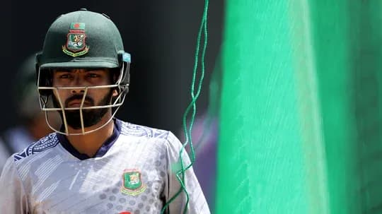 Jugador de cricket de Bangladesh en la práctica Jugador de cricket de Bangladesh en la práctica