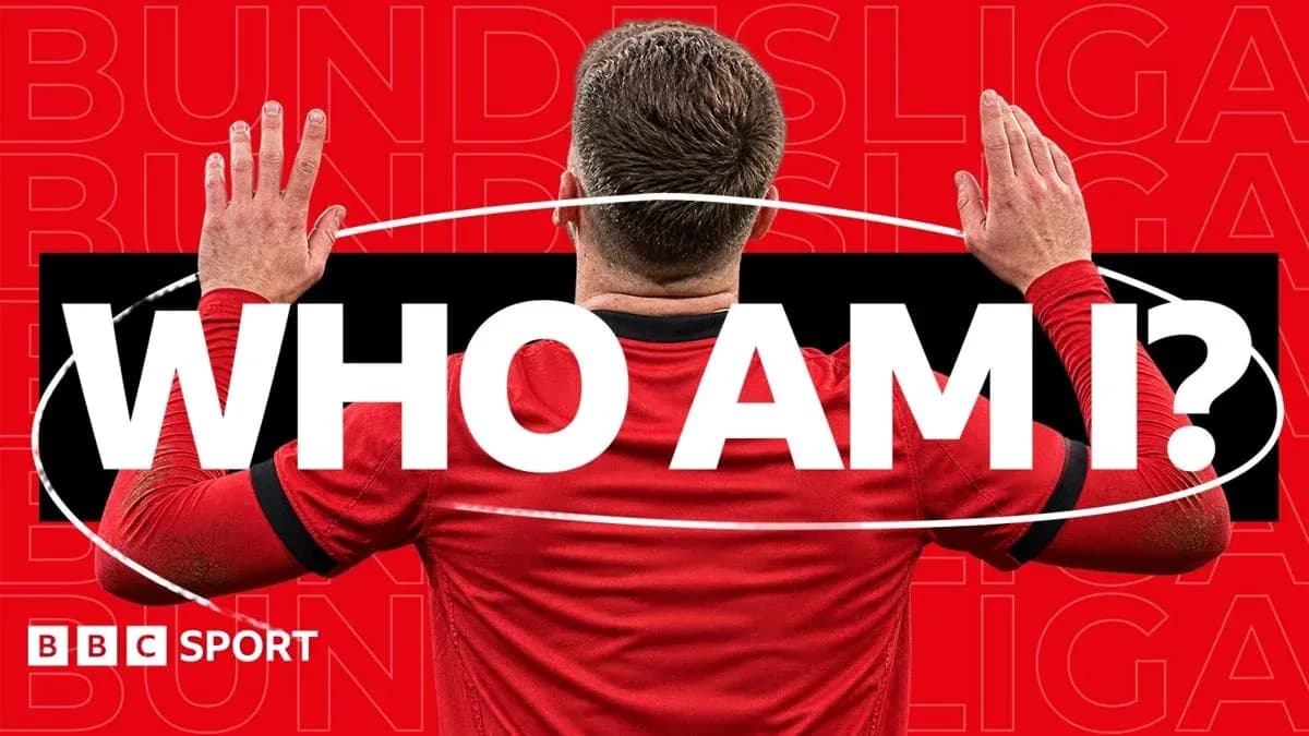 Jugador con camiseta roja levantando las manos en señal de pregunta Jugador con camiseta roja levantando las manos en señal de pregunta