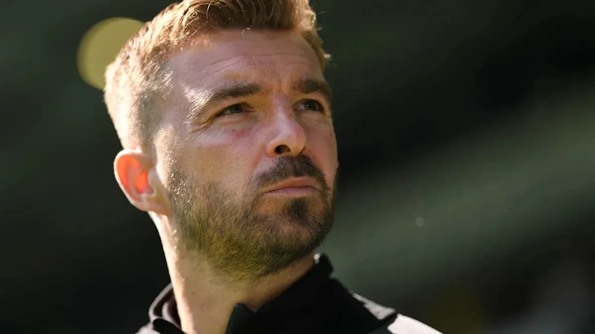 Entrenador mirando hacia el campo antes del partido Entrenador mirando hacia el campo antes del partido