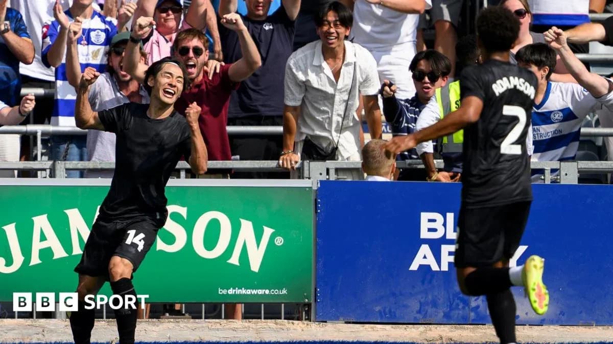 Jugador celebrando un gol con aficionados en el estadio Jugador celebrando un gol con aficionados en el estadio