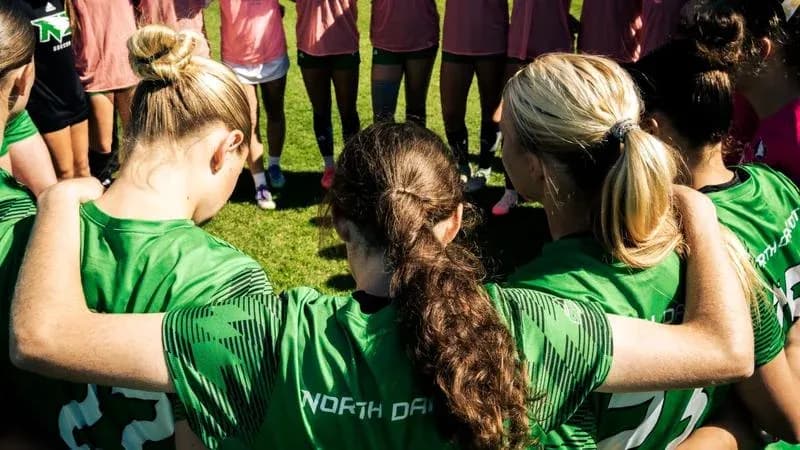 Jugadoras en círculo antes de un entrenamiento Jugadoras en círculo antes de un entrenamiento