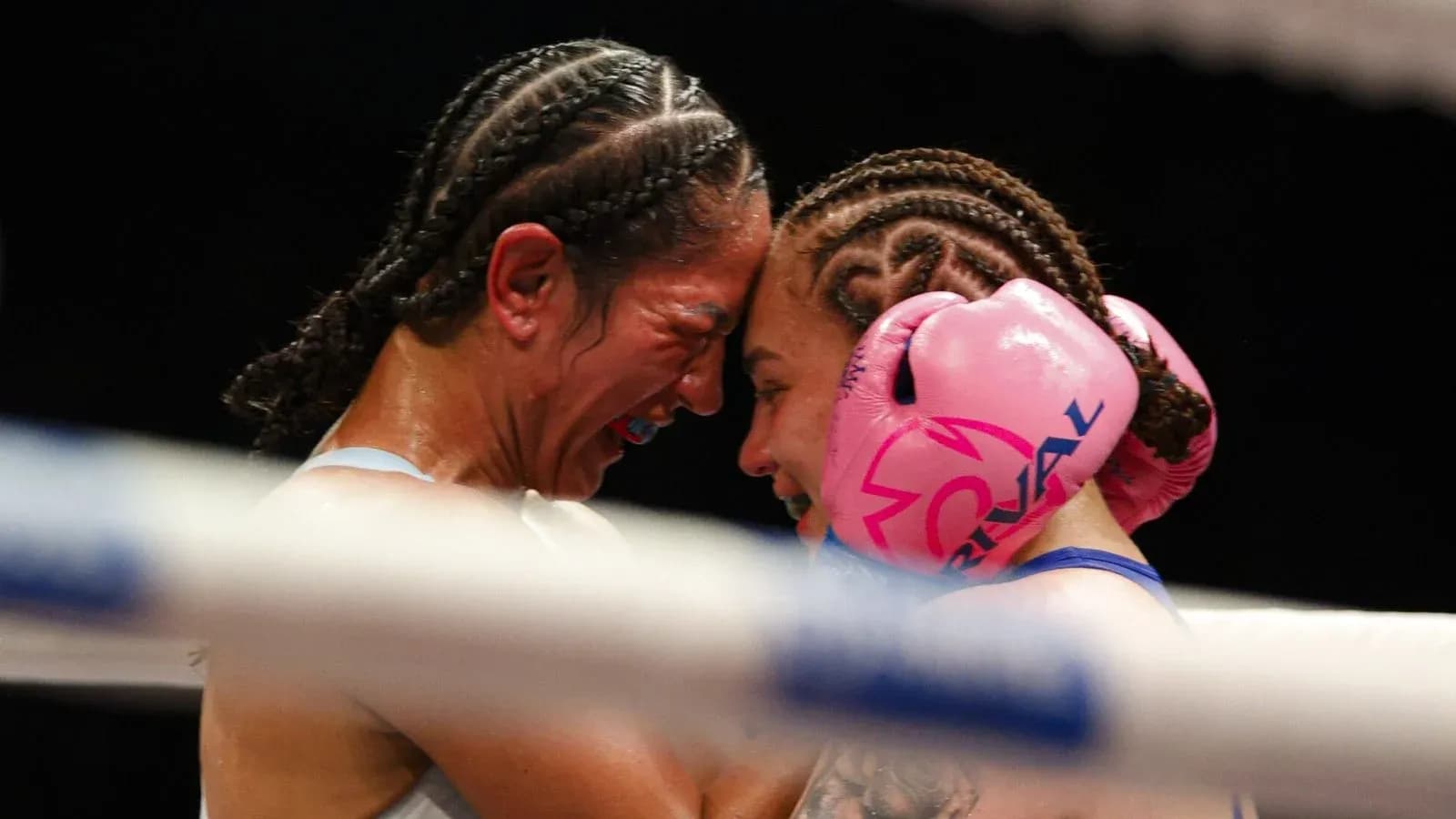 Dos boxeadoras en un momento de intensa competencia Dos boxeadoras en un momento de intensa competencia