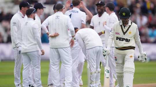 Jugadores de cricket celebrando mientras un bateador se retira Jugadores de cricket celebrando mientras un bateador se retira