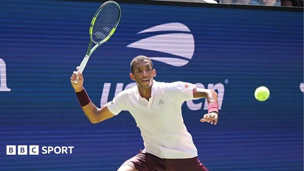 Jugador de tenis golpeando la pelota en el partido Jugador de tenis golpeando la pelota en el partido