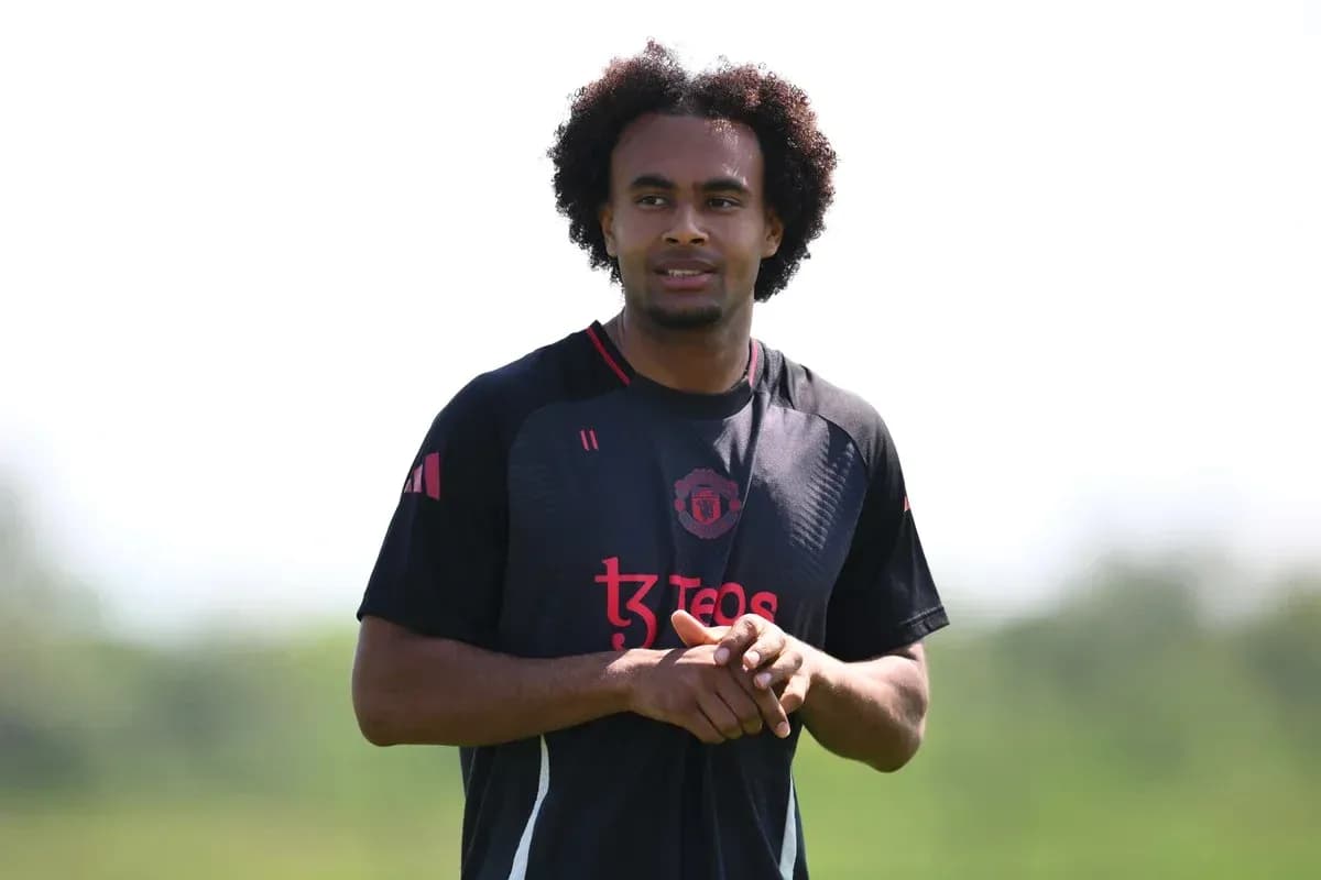 Jugador de fútbol en entrenamiento con camiseta de Manchester United Jugador de fútbol en entrenamiento con camiseta de Manchester United