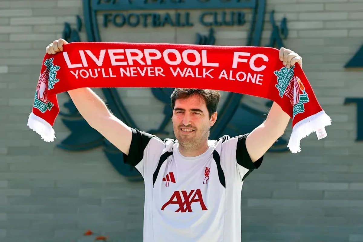 Entrenador sosteniendo bufanda de Liverpool FC Entrenador sosteniendo bufanda de Liverpool FC