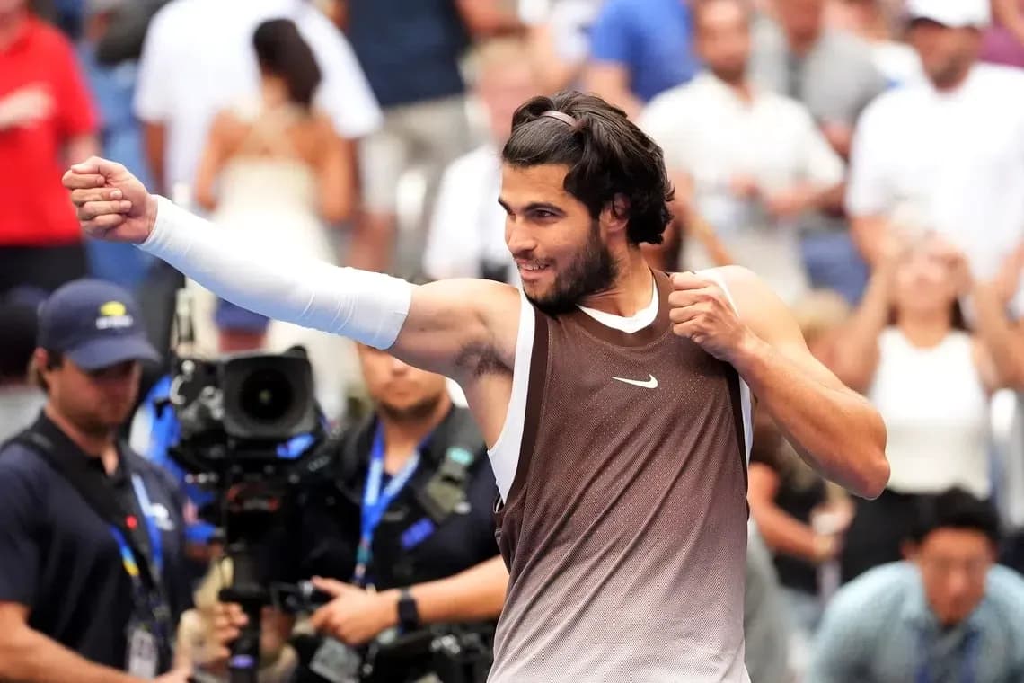 Jugador celebrando tras un partido de tenis Jugador celebrando tras un partido de tenis