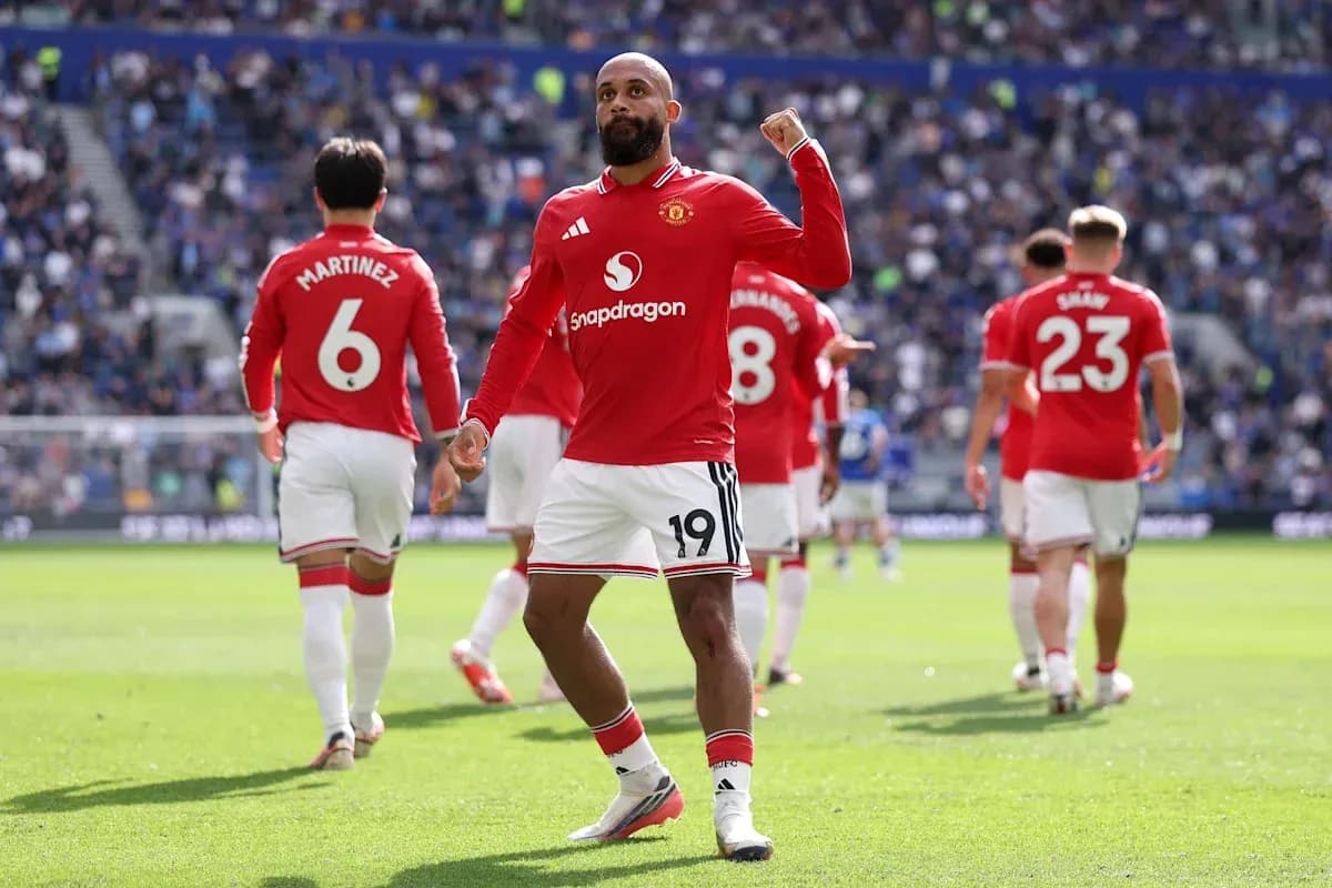 Jugador de Manchester United celebrando con compañeros Jugador de Manchester United celebrando con compañeros