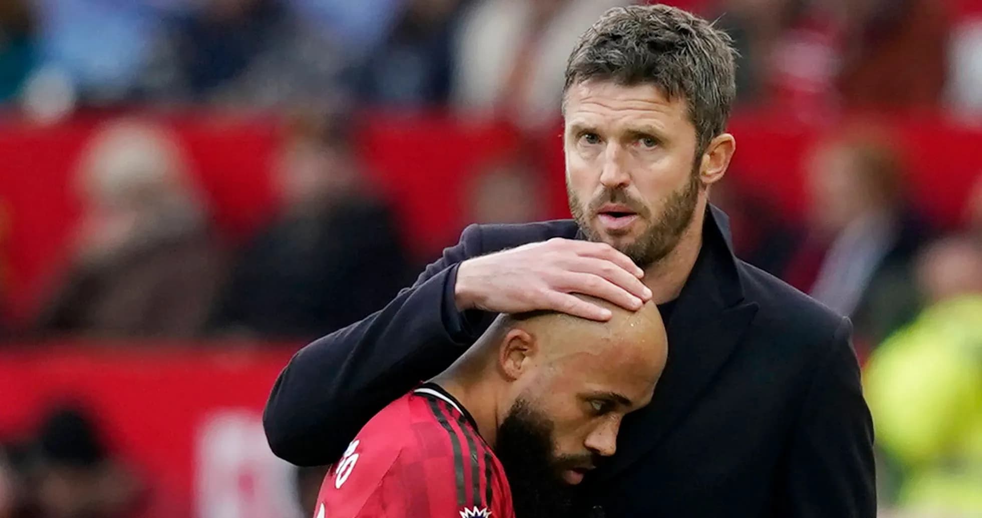 Entrenador consolando a jugador en el banquillo Entrenador consolando a jugador en el banquillo