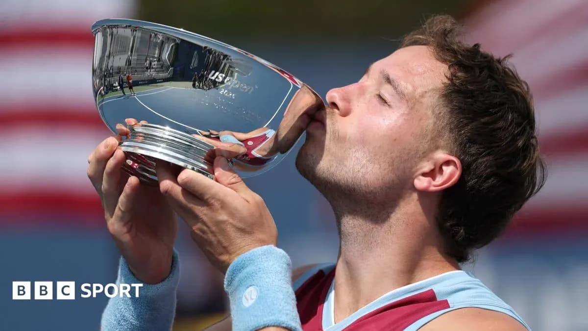 Jugador besando el trofeo del US Open 2023 Jugador besando el trofeo del US Open 2023