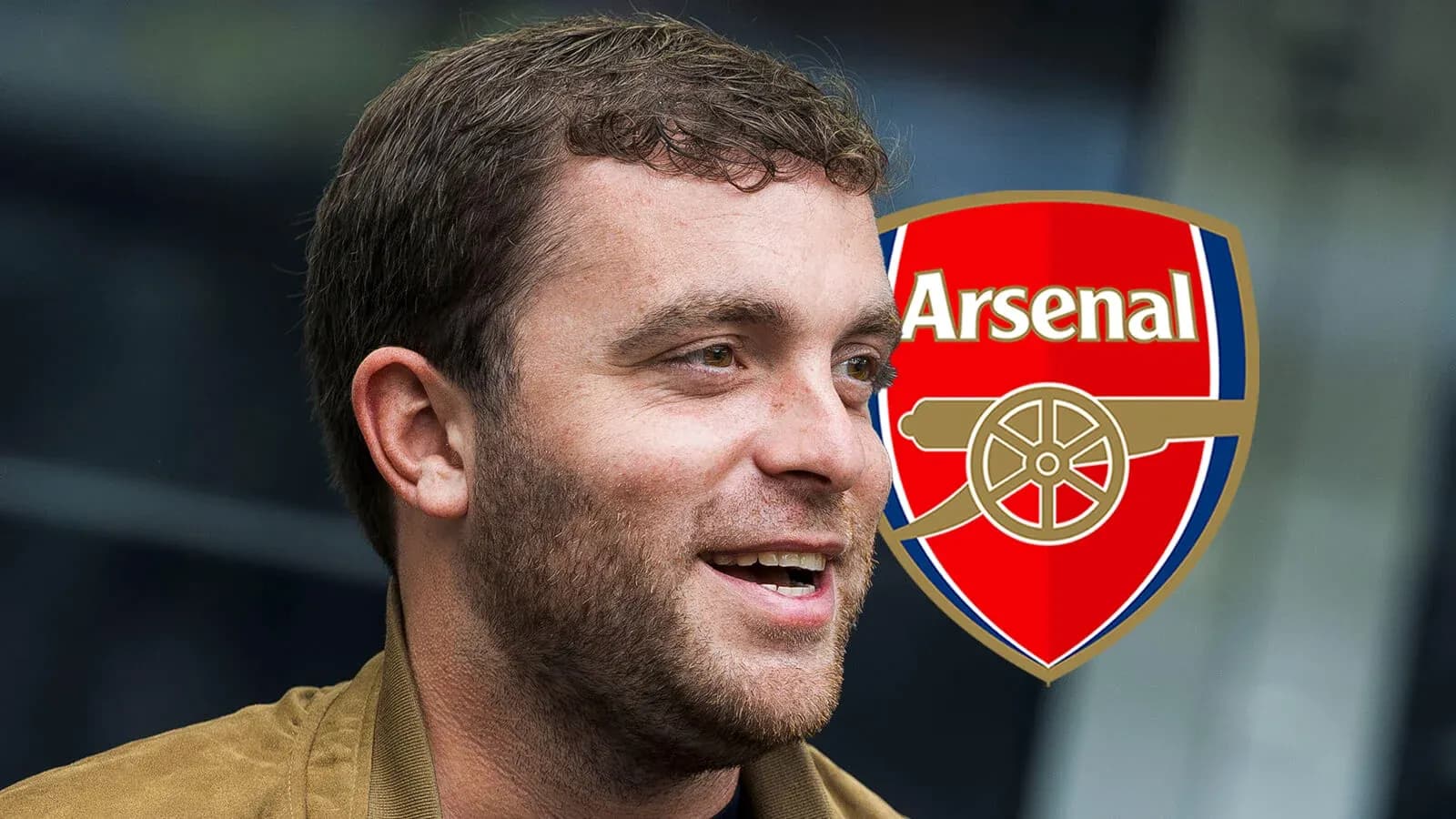 Hombre sonriendo con escudo de Arsenal de fondo Hombre sonriendo con escudo de Arsenal de fondo