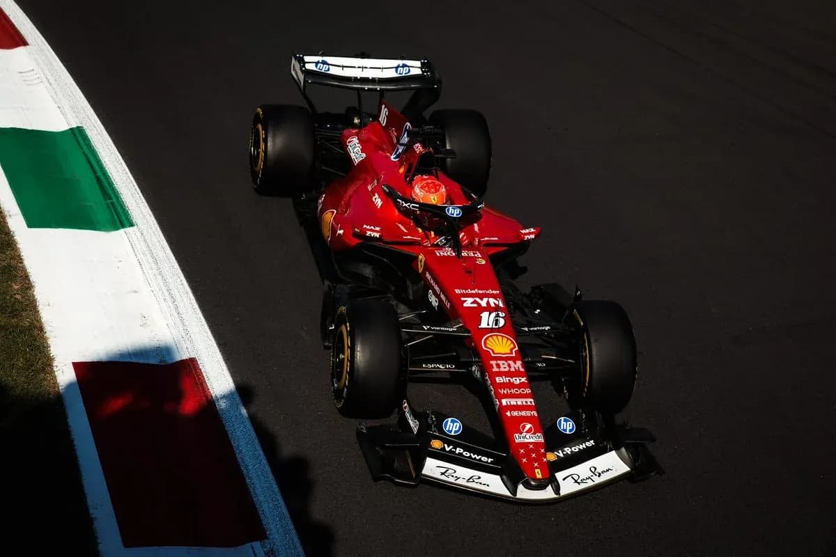 Coche de Fórmula 1 de Ferrari en pista Coche de Fórmula 1 de Ferrari en pista