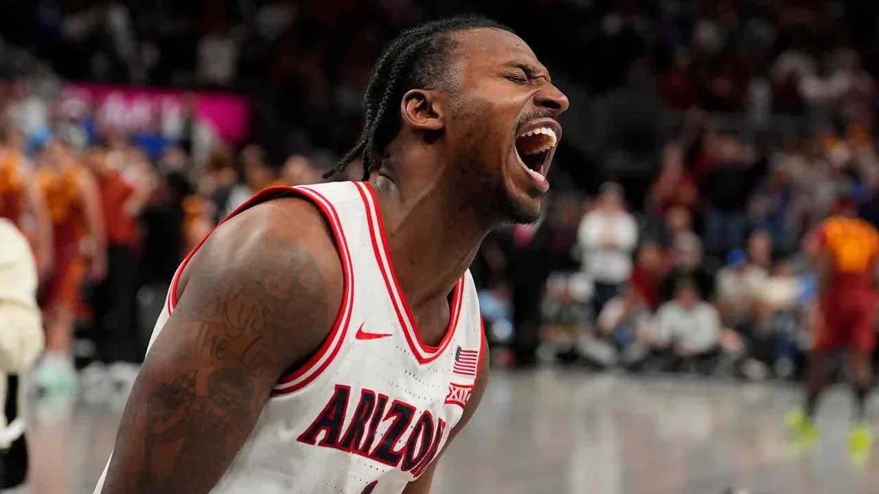 Jugador de baloncesto de Arizona celebrando con entusiasmo Jugador de baloncesto de Arizona celebrando con entusiasmo