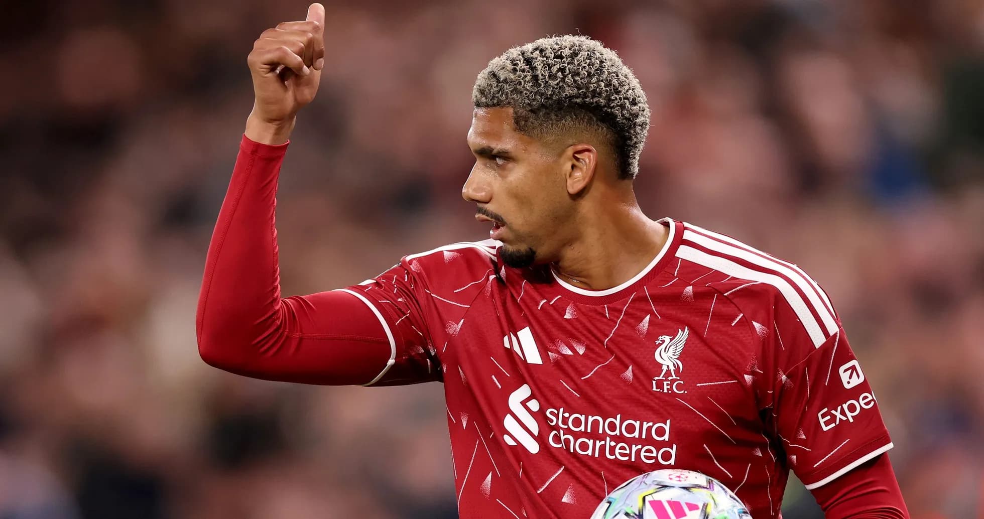 Jugador de Liverpool levantando el pulgar en el campo Jugador de Liverpool levantando el pulgar en el campo