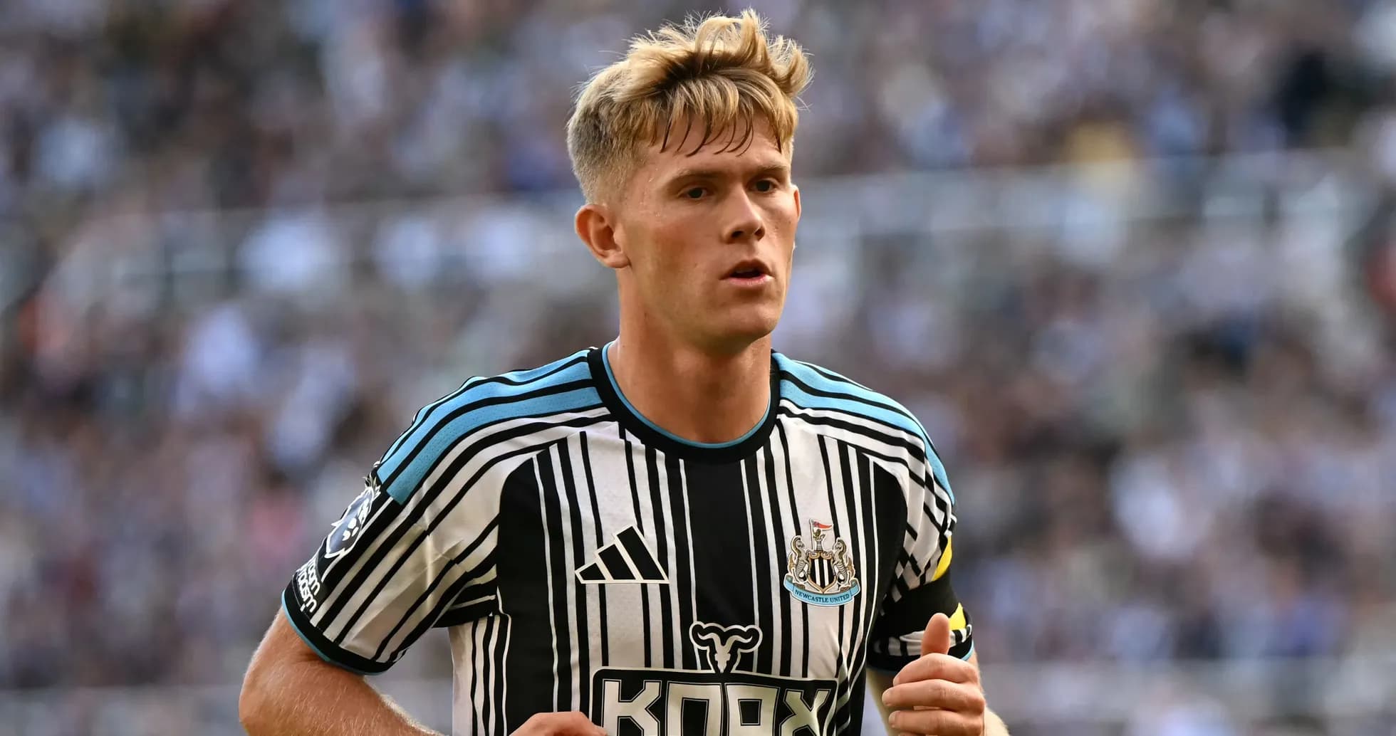 Jugador de Newcastle United en el campo durante partido Jugador de Newcastle United en el campo durante partido
