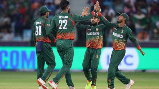 Jugadores de Bangladesh celebrando una wicket en cricket Jugadores de Bangladesh celebrando una wicket en cricket