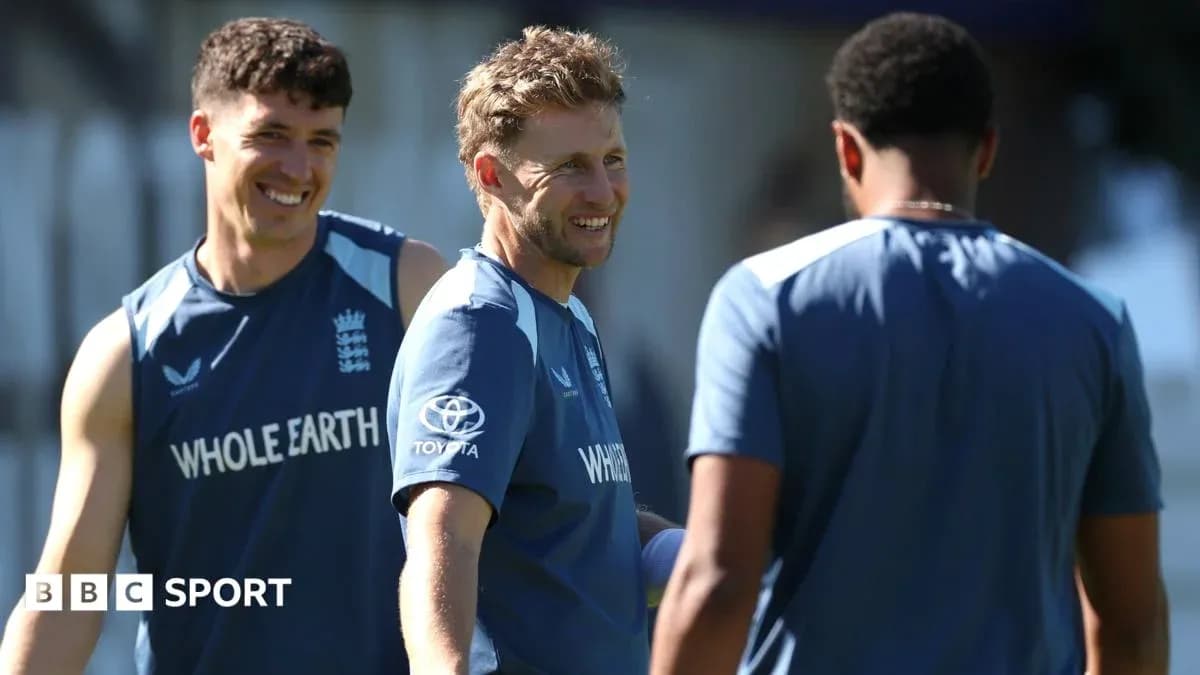 Jugadores de cricket de Inglaterra riendo durante entrenamiento Jugadores de cricket de Inglaterra riendo durante entrenamiento